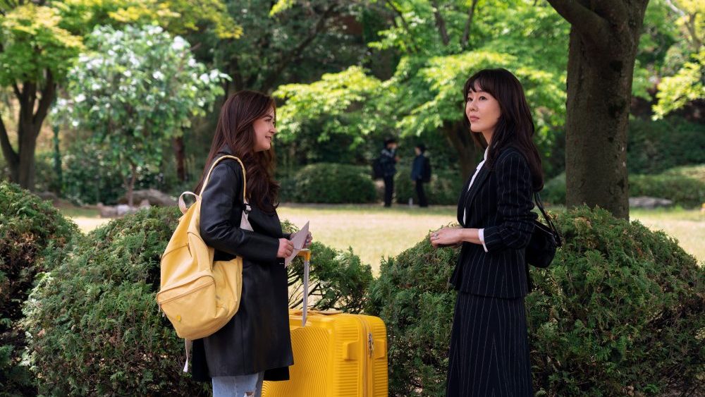 XO, Kitty. (L to R) Anna Cathcart as Kitty Song Covey, Yunjin Kim as Jina in episode 110 of XO, Kitty. Cr. Park Young-Sol/Netflix © 2023